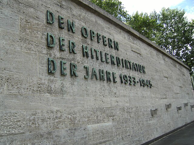 Memorial. A wall with the words: Den Opfern der Hitlerdiktatur der Jahre 1933 — 1945