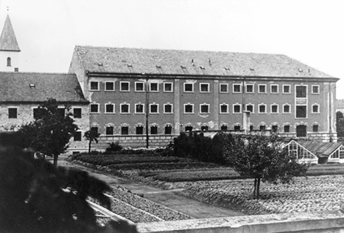 Photo from ca 1900 showing a large building