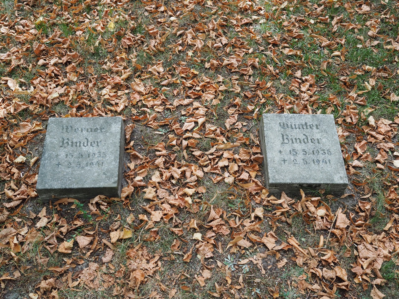 Two small gravestones with the inscription of the siblings' dates of live