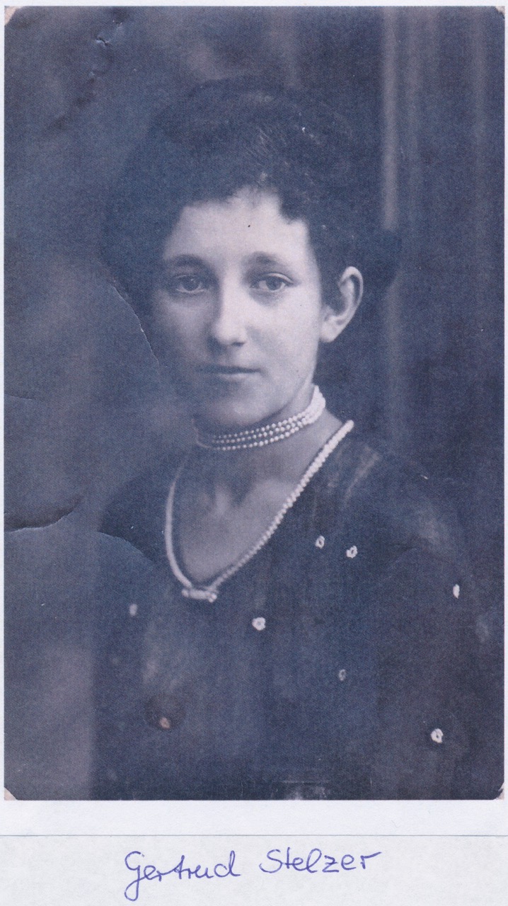Portrait photo of a young woman